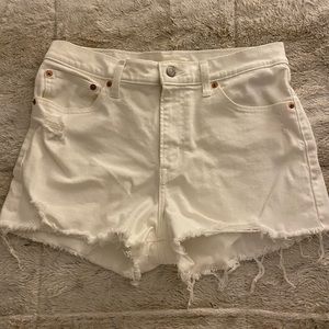 Levi’s High Rise Shorts in Weathered White